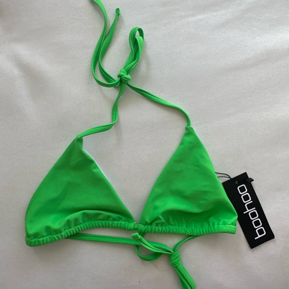 NWT GREEN TRIANGLE BIKINI TOP BOOHOO